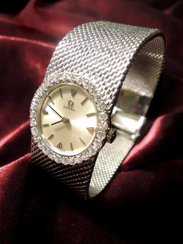 1964年歐米茄18K白金鑲鑽石手動上鍊機械腕錶